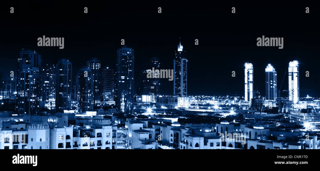 Città di notte, scena panoramica del centro cittadino di Dubai Foto Stock