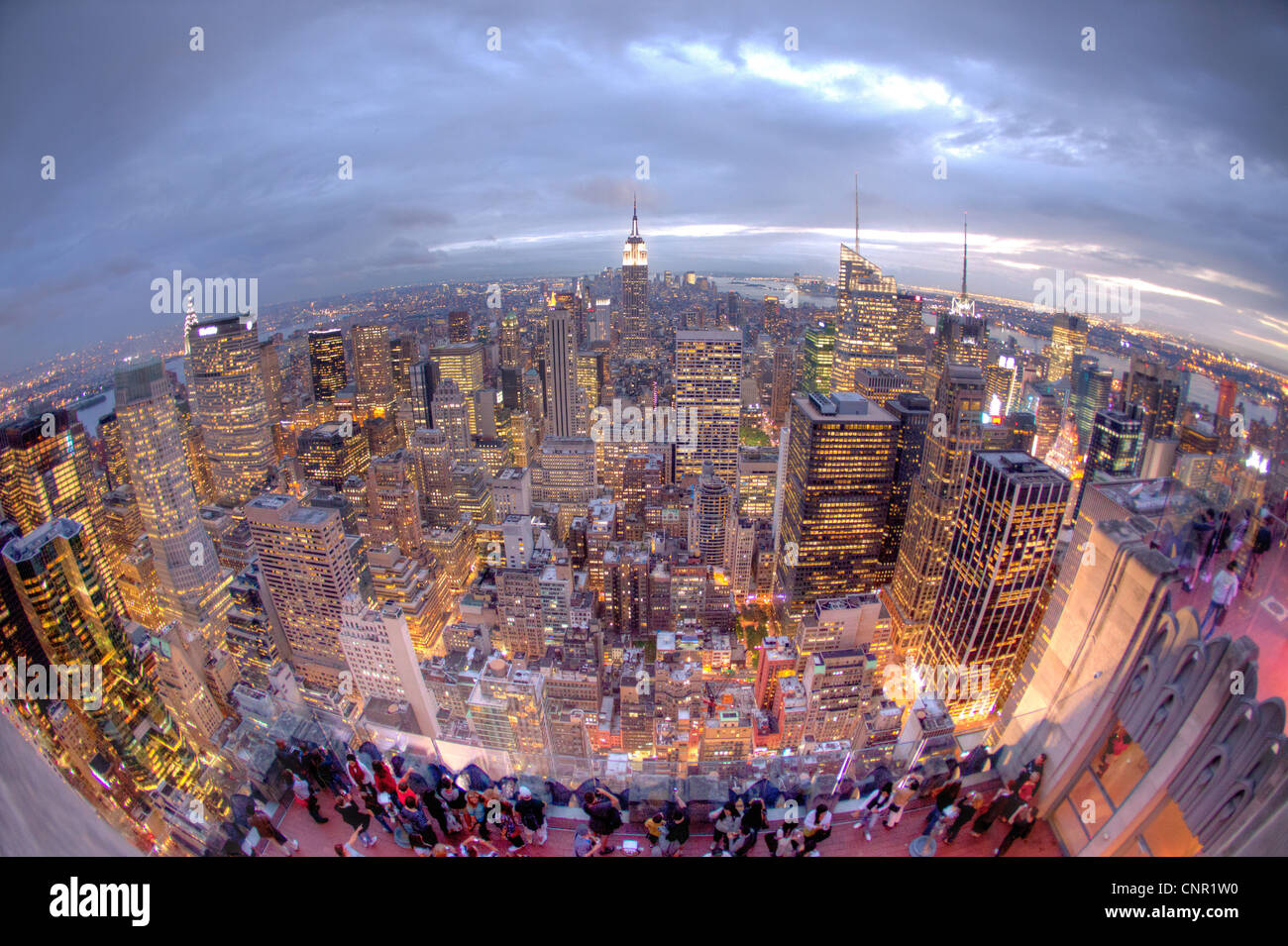 Vista fisheye del Manhatten dal Rockefeller Center al crepuscolo Foto Stock