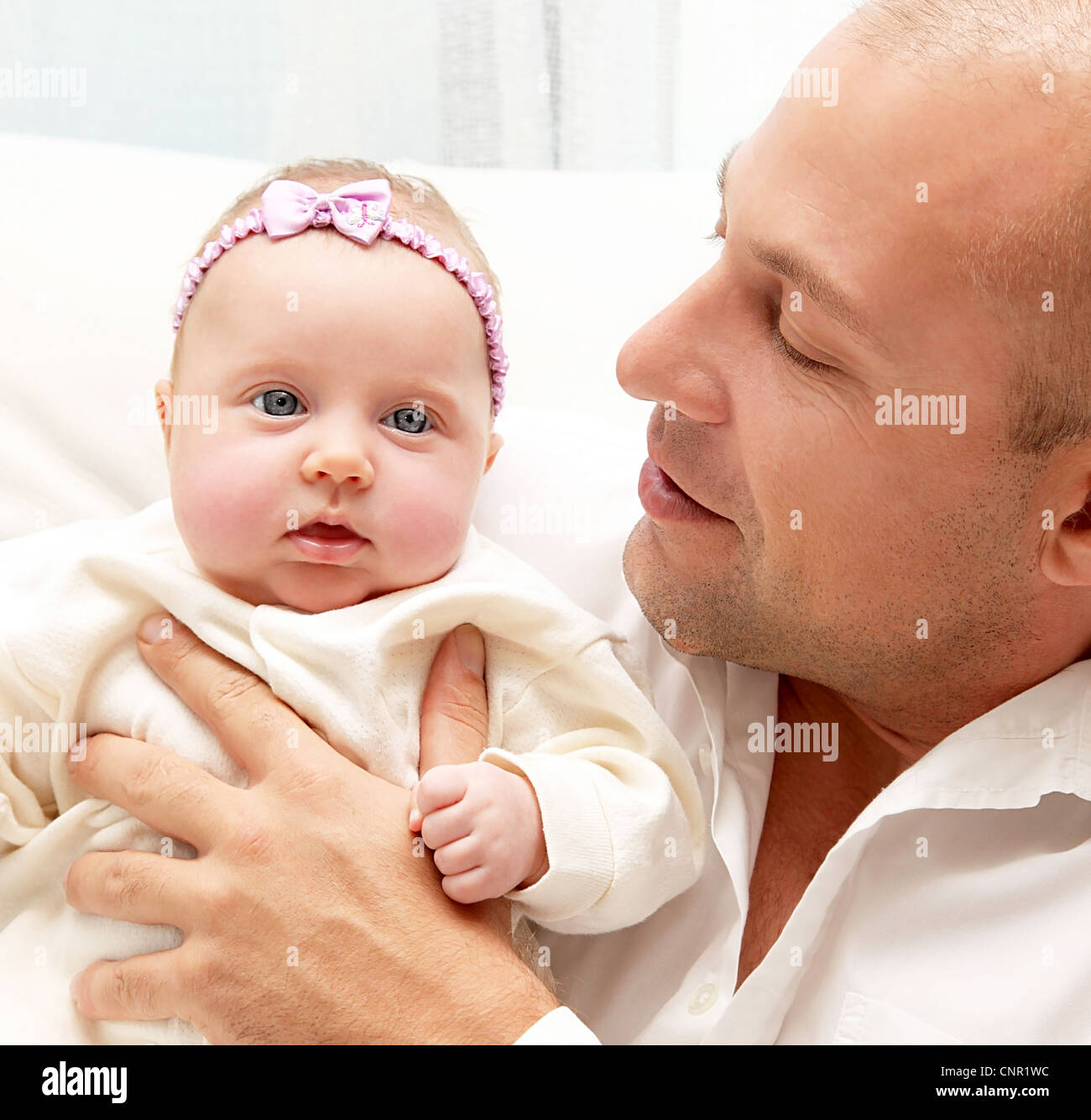 Felice giovane padre con bambino neonato ragazza, closeup ritratto Foto Stock