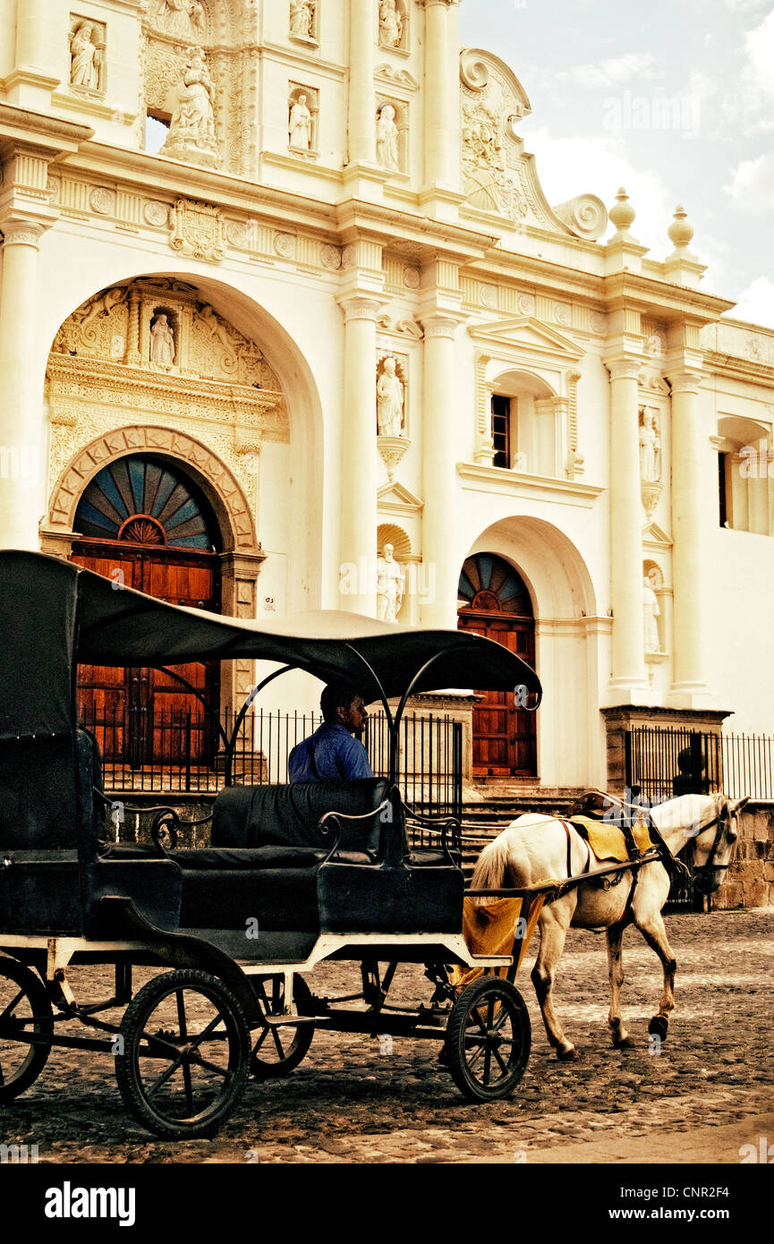 Antigua Guatemala la Catedral de Santiago con carrozza a cavallo in primo piano. Foto Stock