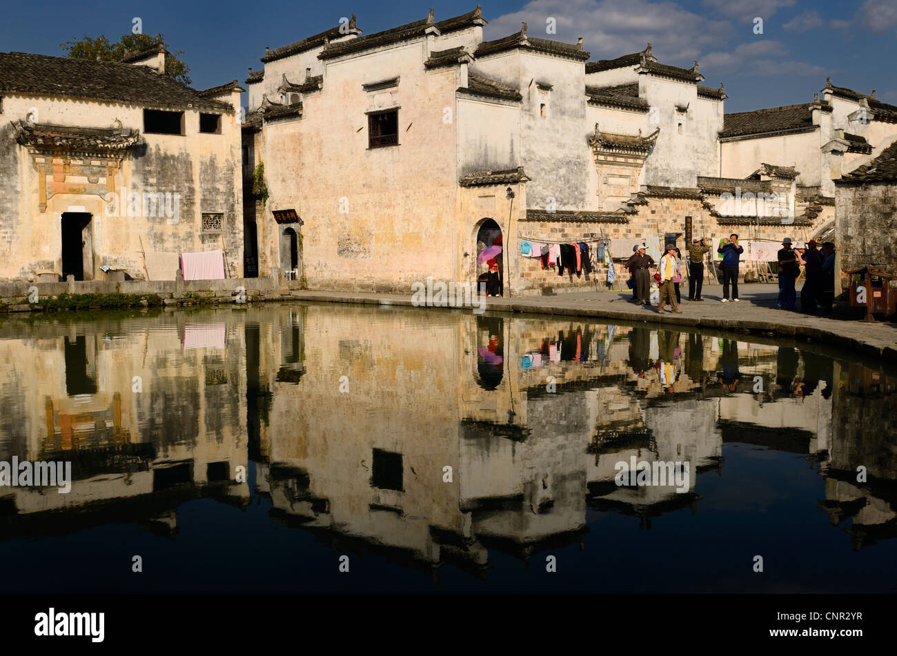 Antichi edifici bianchi si riflette nel blu ancora mezza luna stagno nel villaggio di Hongcun Repubblica Popolare Cinese Foto Stock Antichi edifici bianchi si riflette nel blu ancora mezza luna stagno nel villaggio di Hongcun Repubblica Popolare Cinese Foto Stock