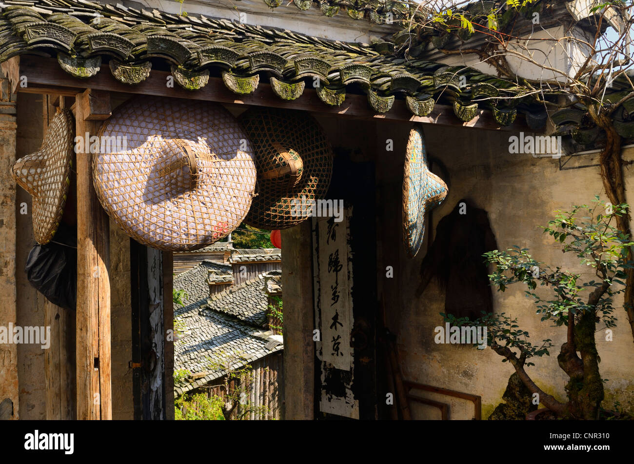 Cappelli appesi in cortile aperto di casale in Hongcun borgo della provincia di Anhui Repubblica Popolare Cinese Foto Stock
