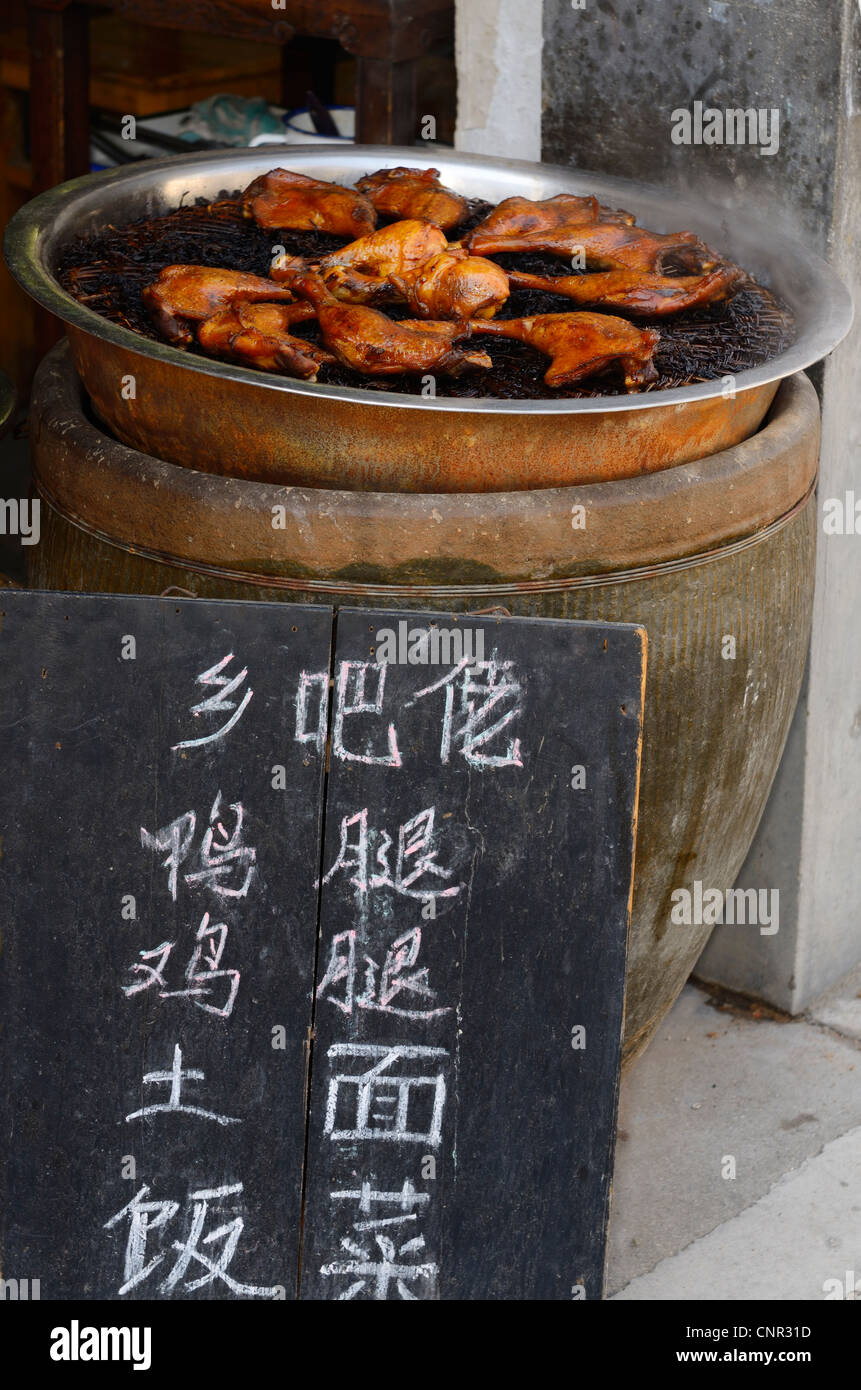 Segno bordo per cibo di strada di pollo caldo in vendita in hongcun borgo della provincia di Anhui cina Foto Stock