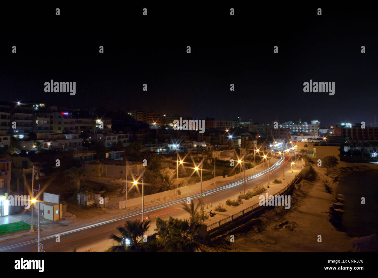 Serata lunga esposizione della principale strada costiera che corre attraverso Hurghada Foto Stock