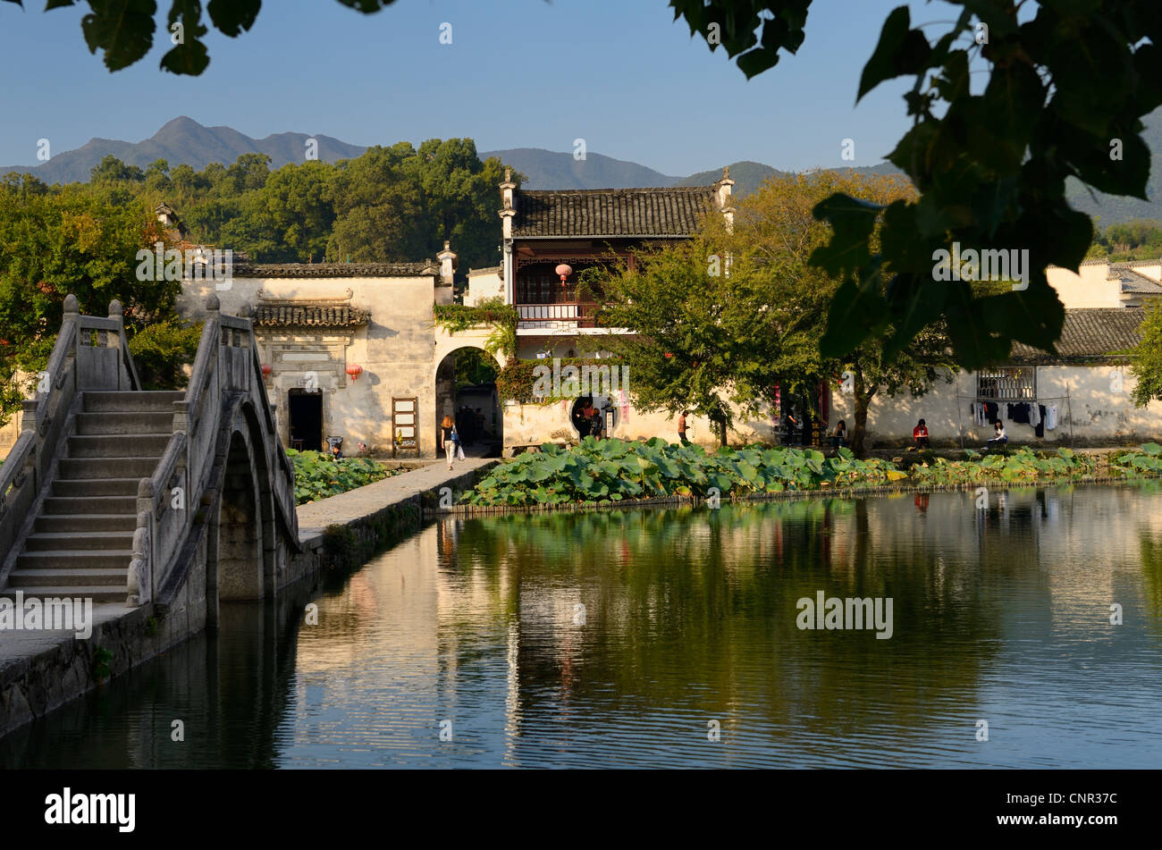 Ponte di pietra sul lago del Sud in Hongcun Sito Patrimonio Mondiale della provincia di Anhui Repubblica Popolare Cinese Foto Stock