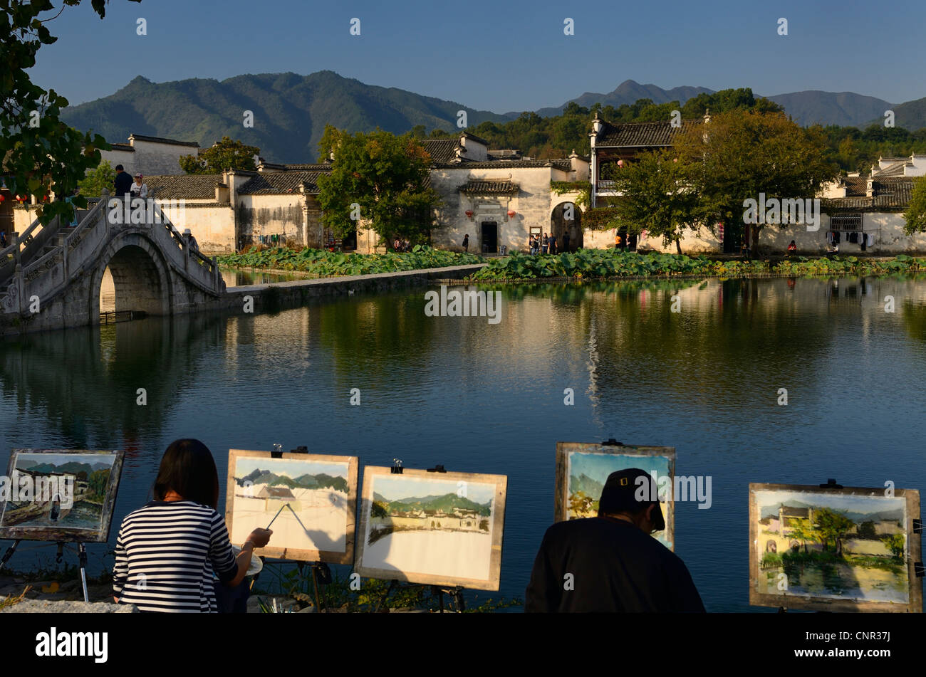 Studente pittori al lago del Sud in Hongcun Sito Patrimonio Mondiale della provincia di Anhui Repubblica Popolare Cinese Foto Stock