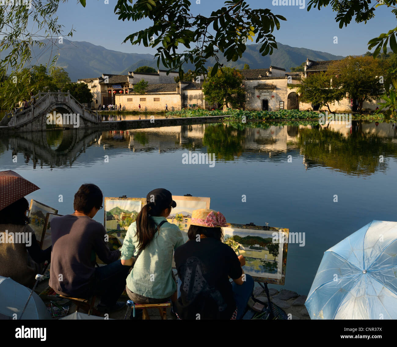 Gruppo di studenti pittori al lago del sud in hongcun sito patrimonio mondiale della provincia di Anhui cina Foto Stock