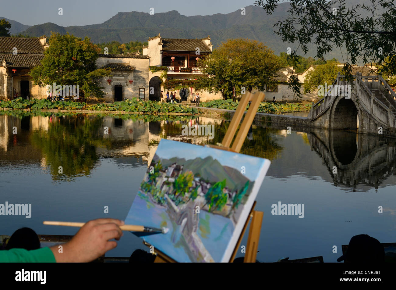 Pittore la tela e il cavalletto sul lago del Sud in Hongcun Sito Patrimonio Mondiale della provincia di Anhui Repubblica Popolare Cinese Foto Stock