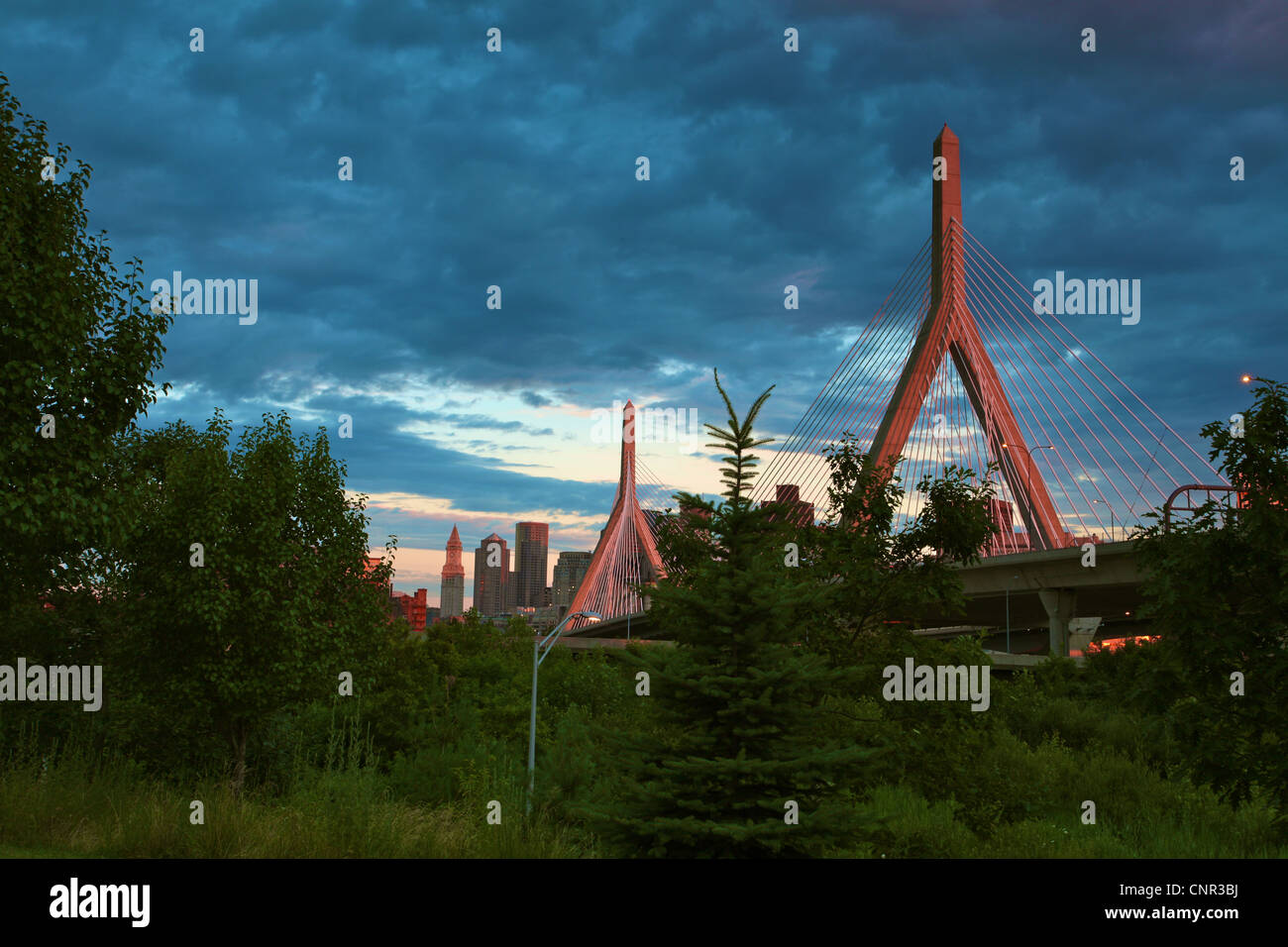 Zakim Bridge illuminato al tramonto Foto Stock