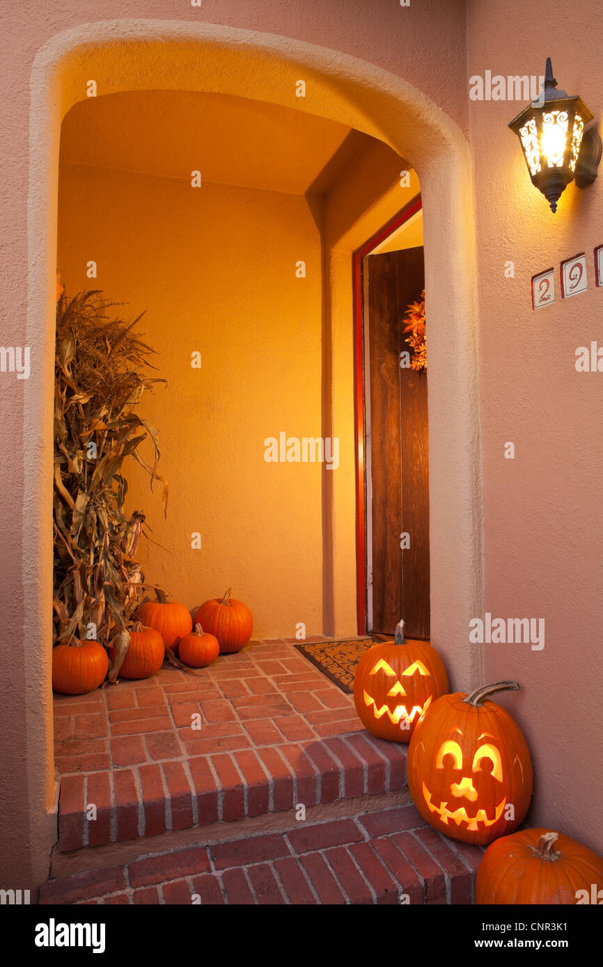 House ingresso con Halloween Jack-O-Lantern zucche Foto Stock