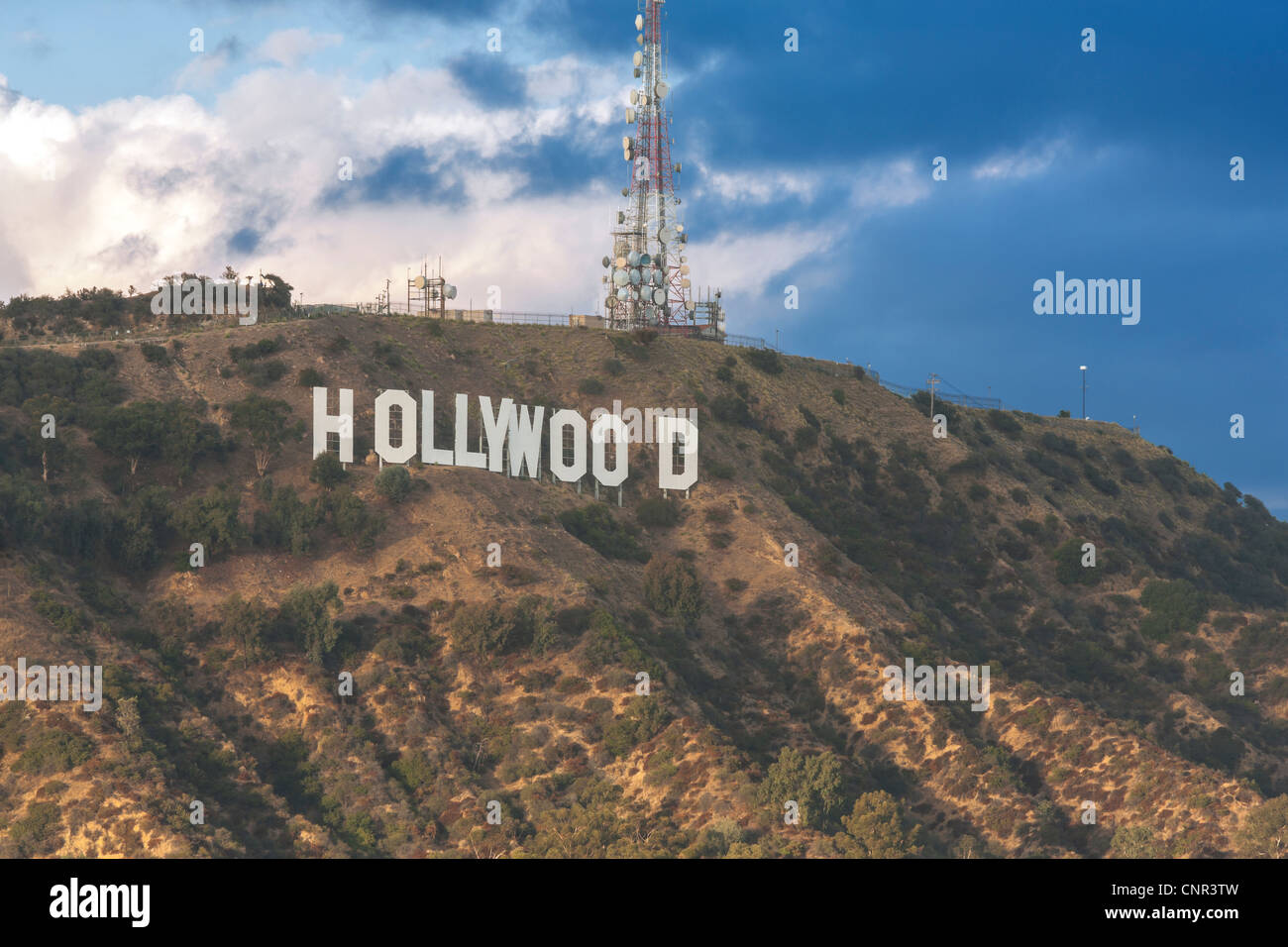 Il segno di Hollywood sotto la tempesta oscura pioggia nuvole. Nelle Colline di Hollywood e Los Angeles, California CA USA USA LA L.A.. Foto Stock