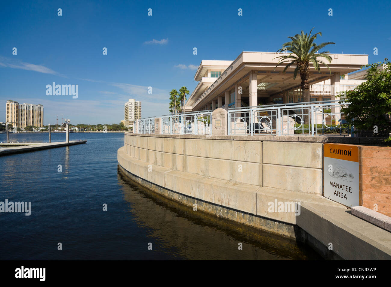 Il simbolo di attenzione lamantino Area. Nella parte anteriore della città di Tampa Convention Center waterfront Hillsborough River, Tampa Bay Area Florida US Foto Stock