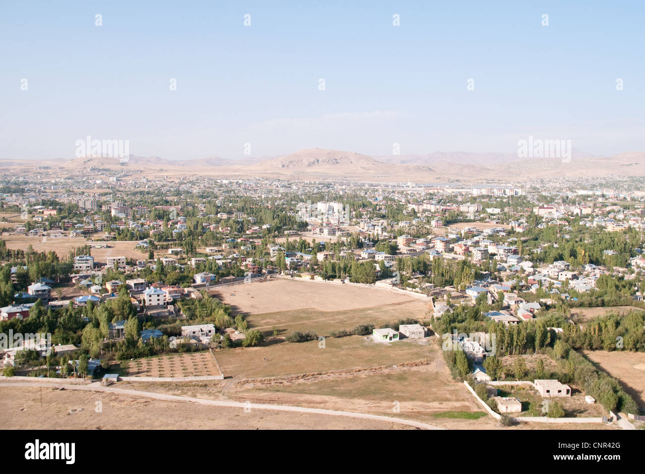 La città curda a maggioranza di Van visto dall'antica cittadella, vicino al lago Van, nella regione orientale dell'Anatolia, nella Turchia sudorientale. Foto Stock