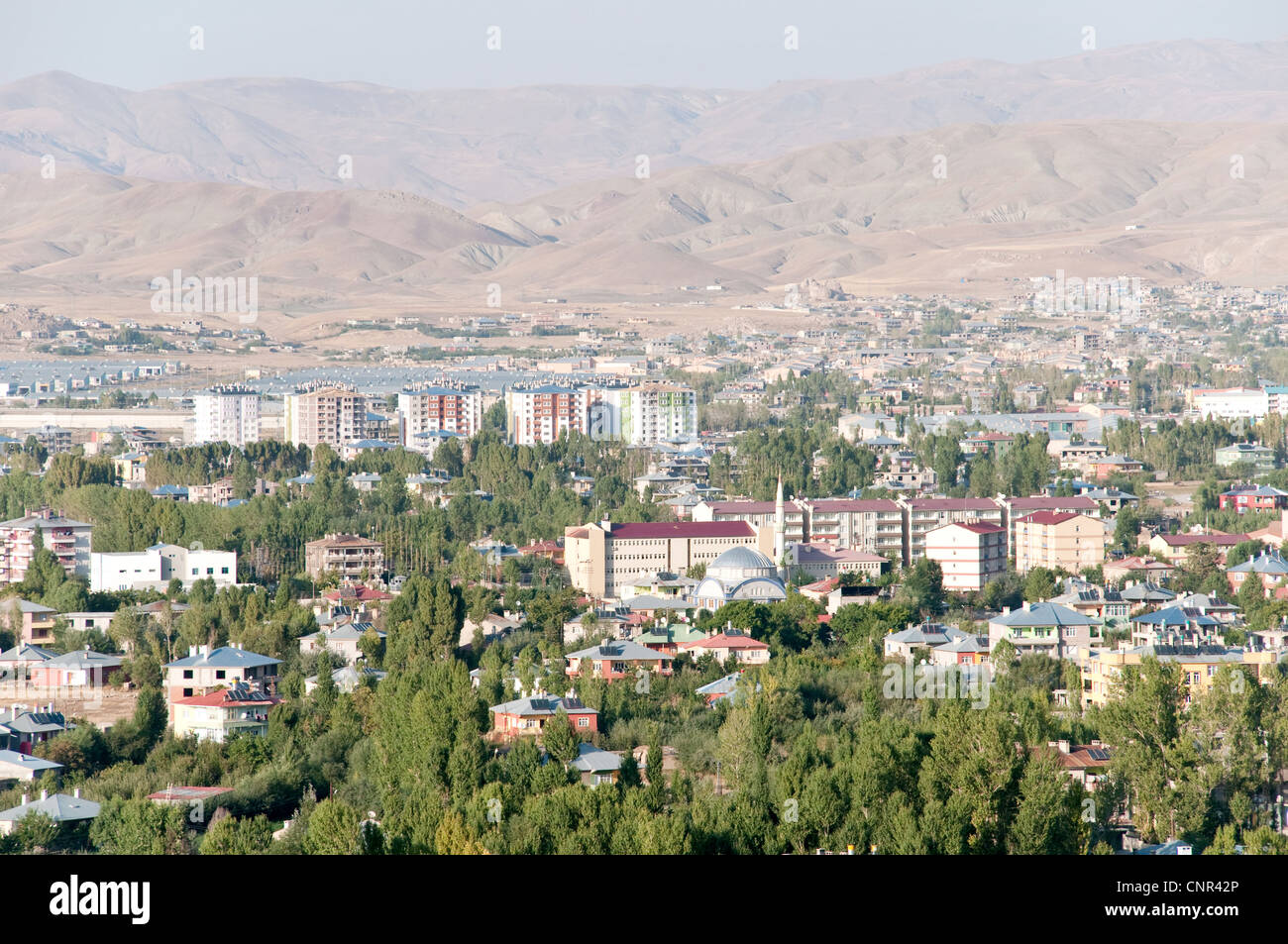 La città curda a maggioranza di Van visto dall'antica cittadella, vicino al lago Van, nella regione orientale dell'Anatolia, nella Turchia sudorientale. Foto Stock