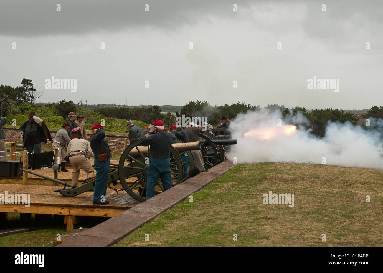 Lo sparo del cannone a Fort Macom State Park, North Carolina commemorando sesquicentennial del 1862 seiga Foto Stock