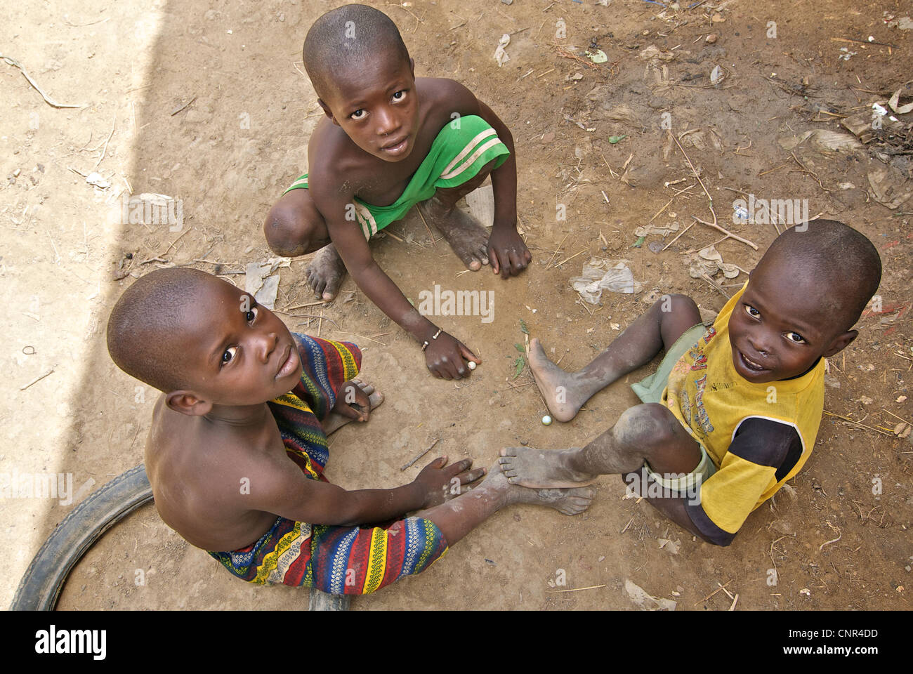 Tre ragazzi giocare in ombra in Djenne, Mali. Foto Stock