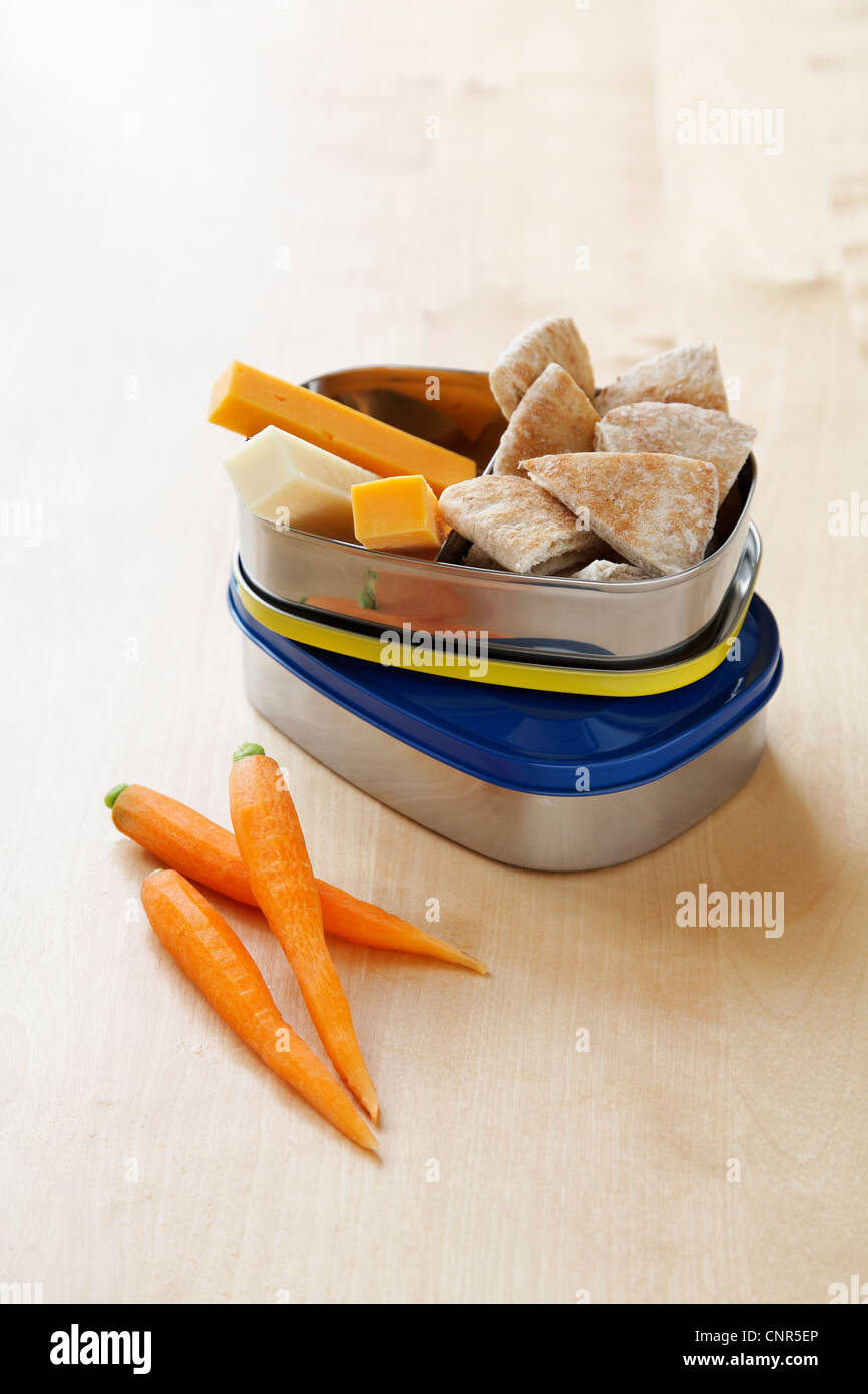 Snack sani, carote, formaggio e pane pita Foto Stock