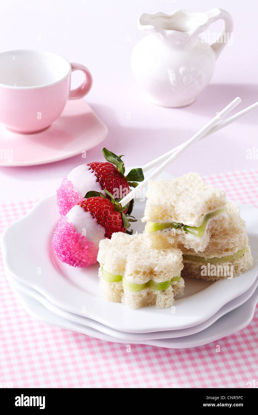 Sandwich di tè e dolci fragole Foto Stock
