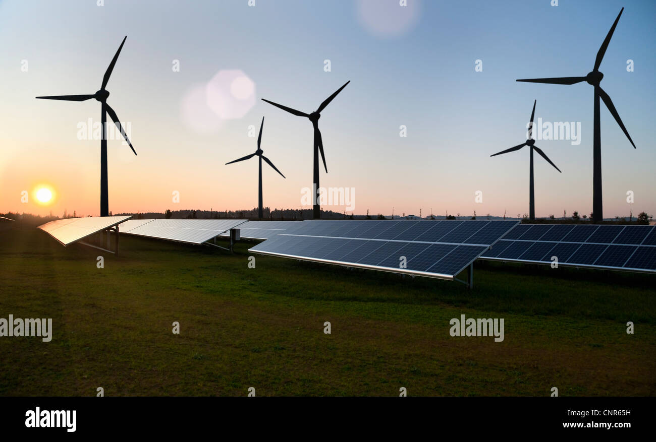 Le turbine eoliche e pannelli solari in campo Foto Stock