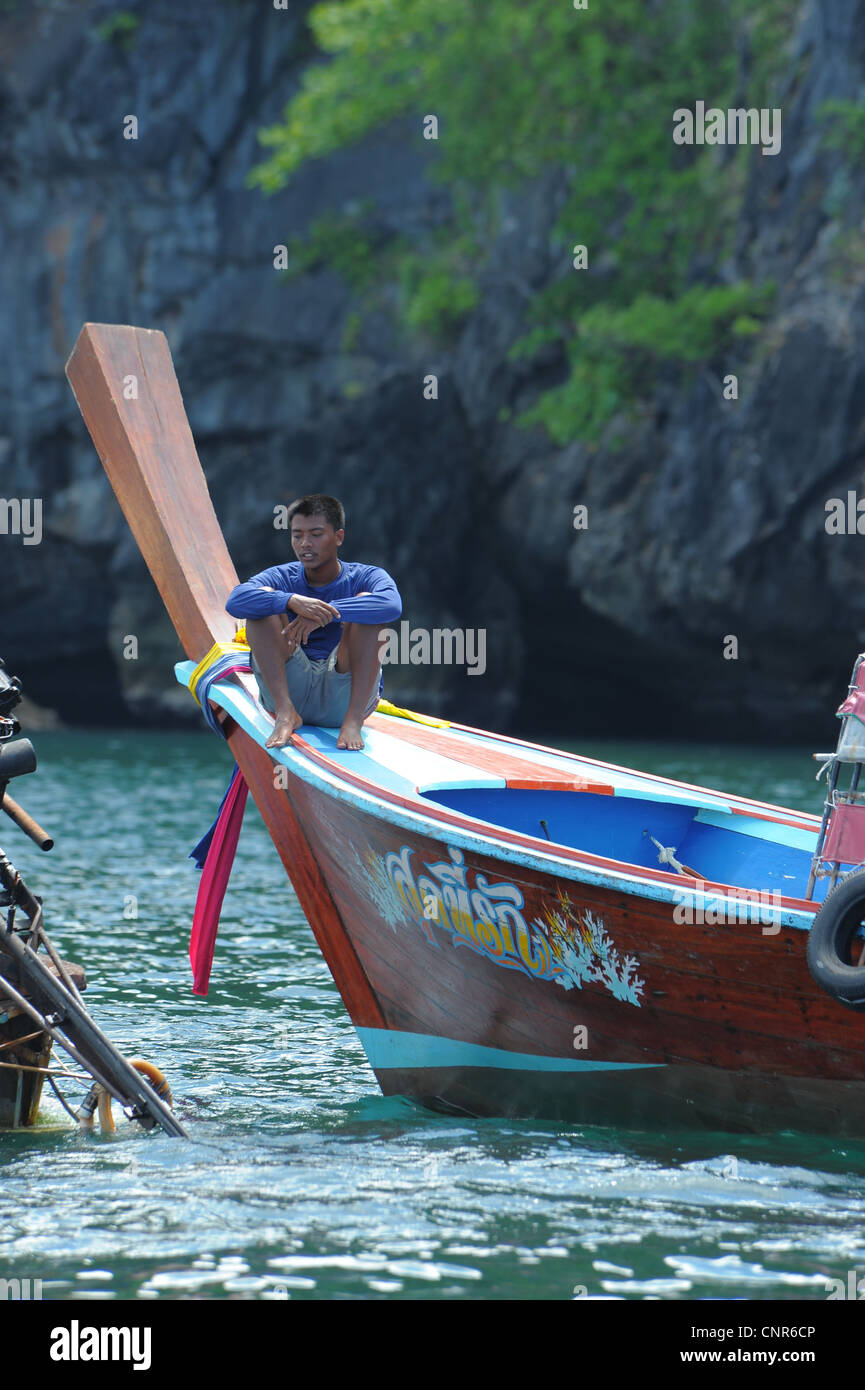 Barca da pesca a grotta morakot, koh mook, mare delle Andamane , della Thailandia Foto Stock