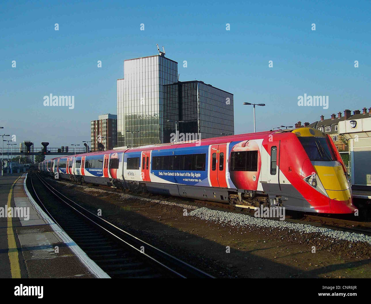 Gatwick Express classe azionato 460 No. 460002, in Delta Airlines livrea pubblicitaria, passa East Croydon Foto Stock