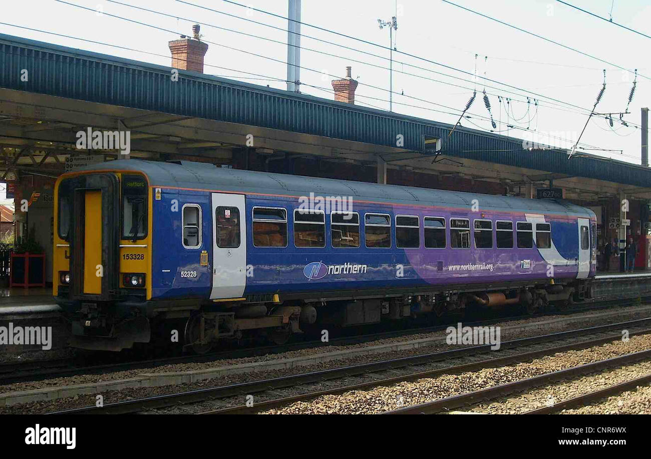 Ferroviaria settentrionale classe ricondizionato 153 No. 153328 a Doncaster. Foto Stock