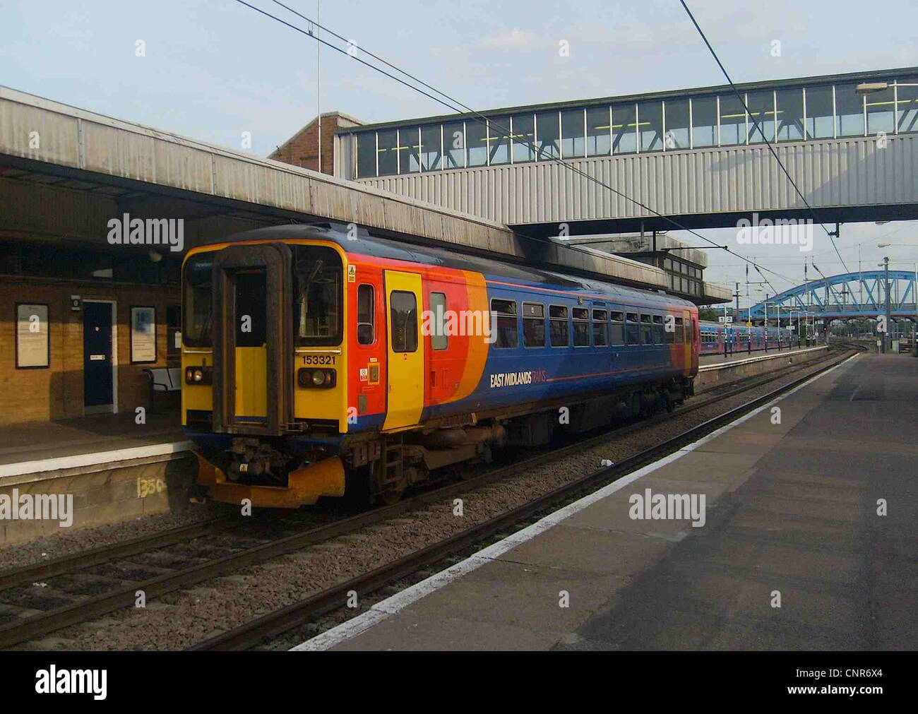 East Midlands treni 153 di classe n. 153321 a Peterborough. Foto Stock