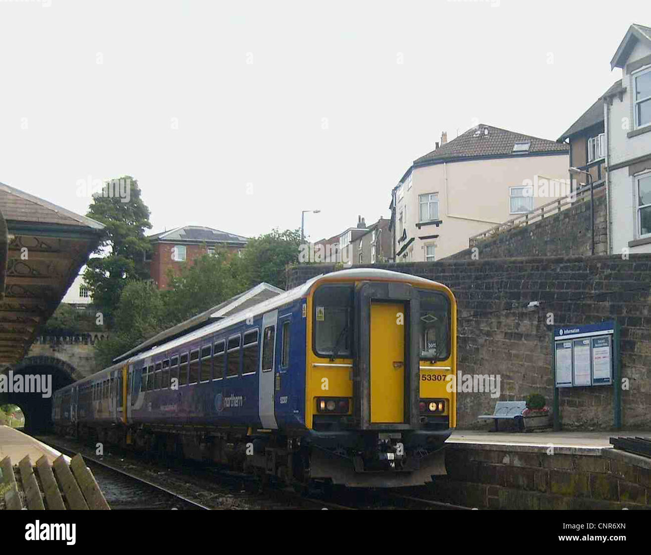 Ferroviaria settentrionale classe ricondizionato 153 No. 153307 è visto a Knaresborough, Foto Stock