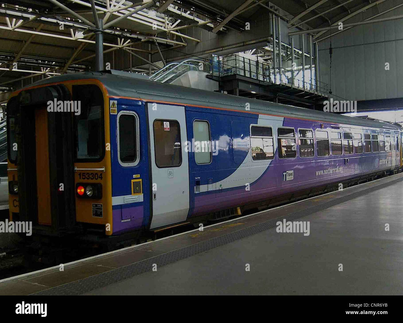 Ferroviaria settentrionale classe ricondizionato 153 No. 153304 a Leeds Foto Stock