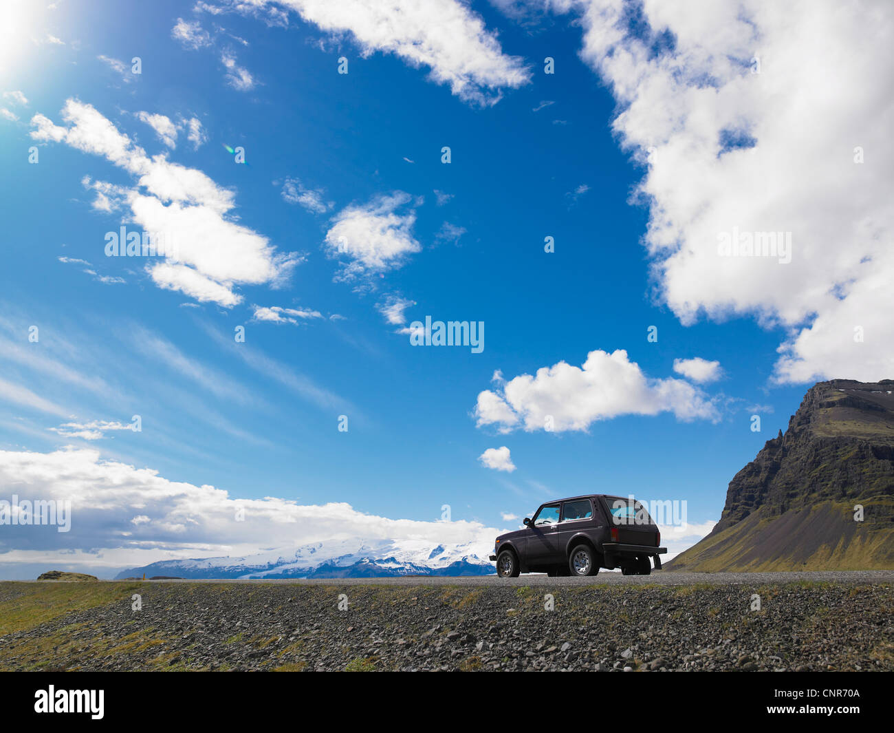 Jeep parcheggiata su ghiaia nel paesaggio rurale Foto Stock