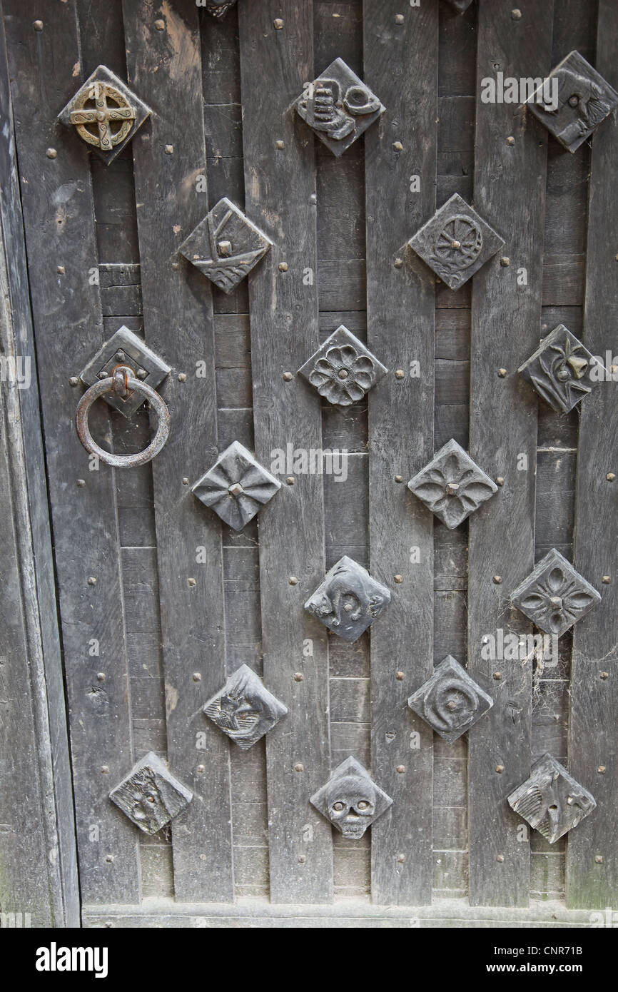 Sculture ornate su una vecchia chiesa di legno porta Foto Stock