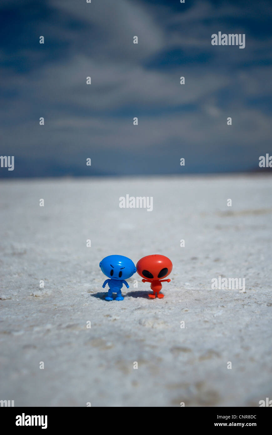 Toy alien figure sul percorso di sporcizia Foto Stock