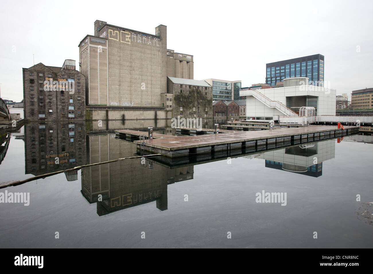 Riflessioni del Mulino Bolands nell'acqua Grand Canal Dock, Dublino, Irlanda Foto Stock