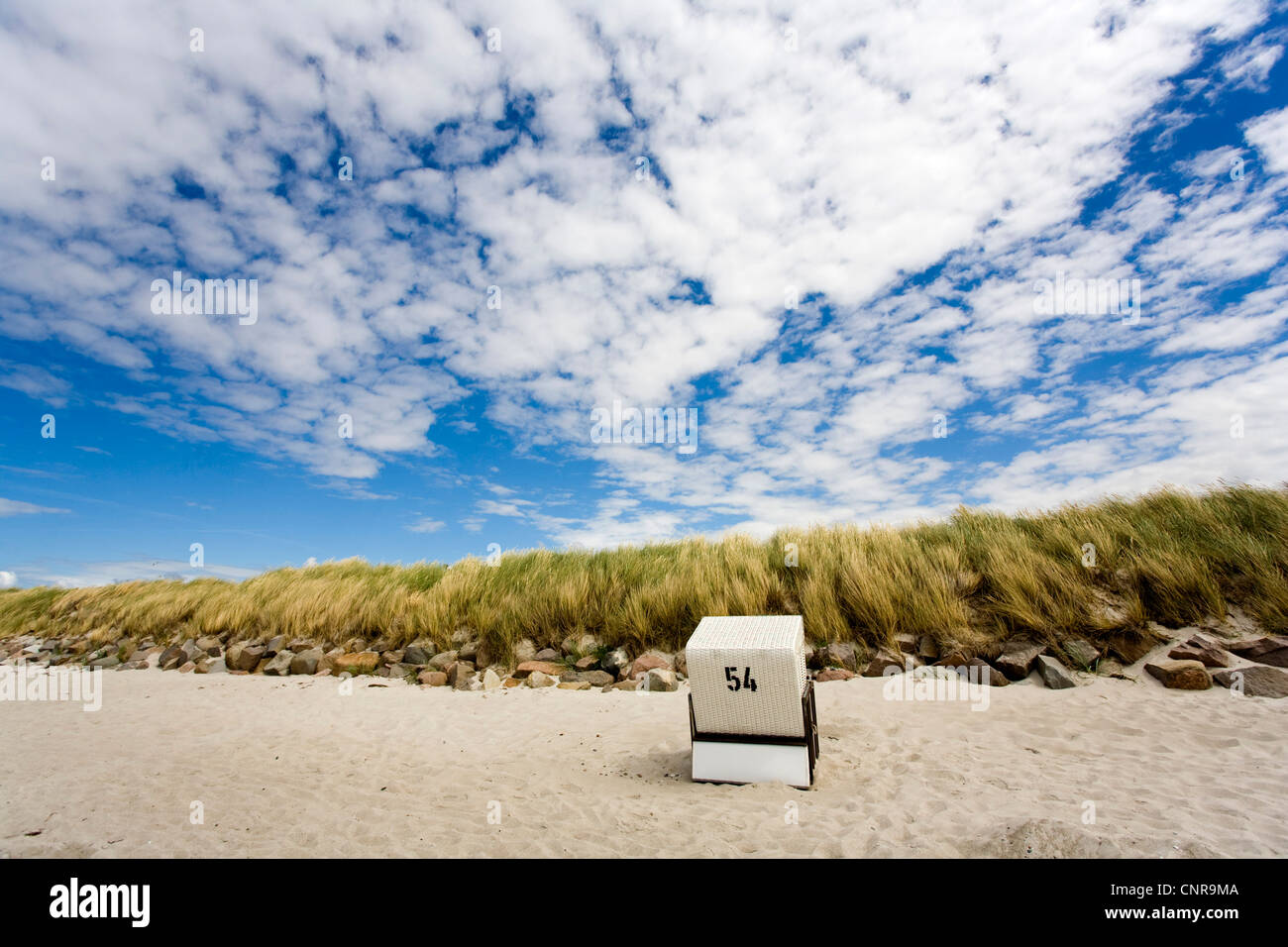 Singola sedia spiaggia sulla spiaggia, Germania, Meclemburgo-Pomerania, Hiddensee Foto Stock