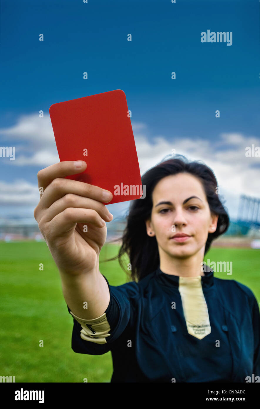 Donna che mantiene la scheda rossa sul calcio Foto Stock