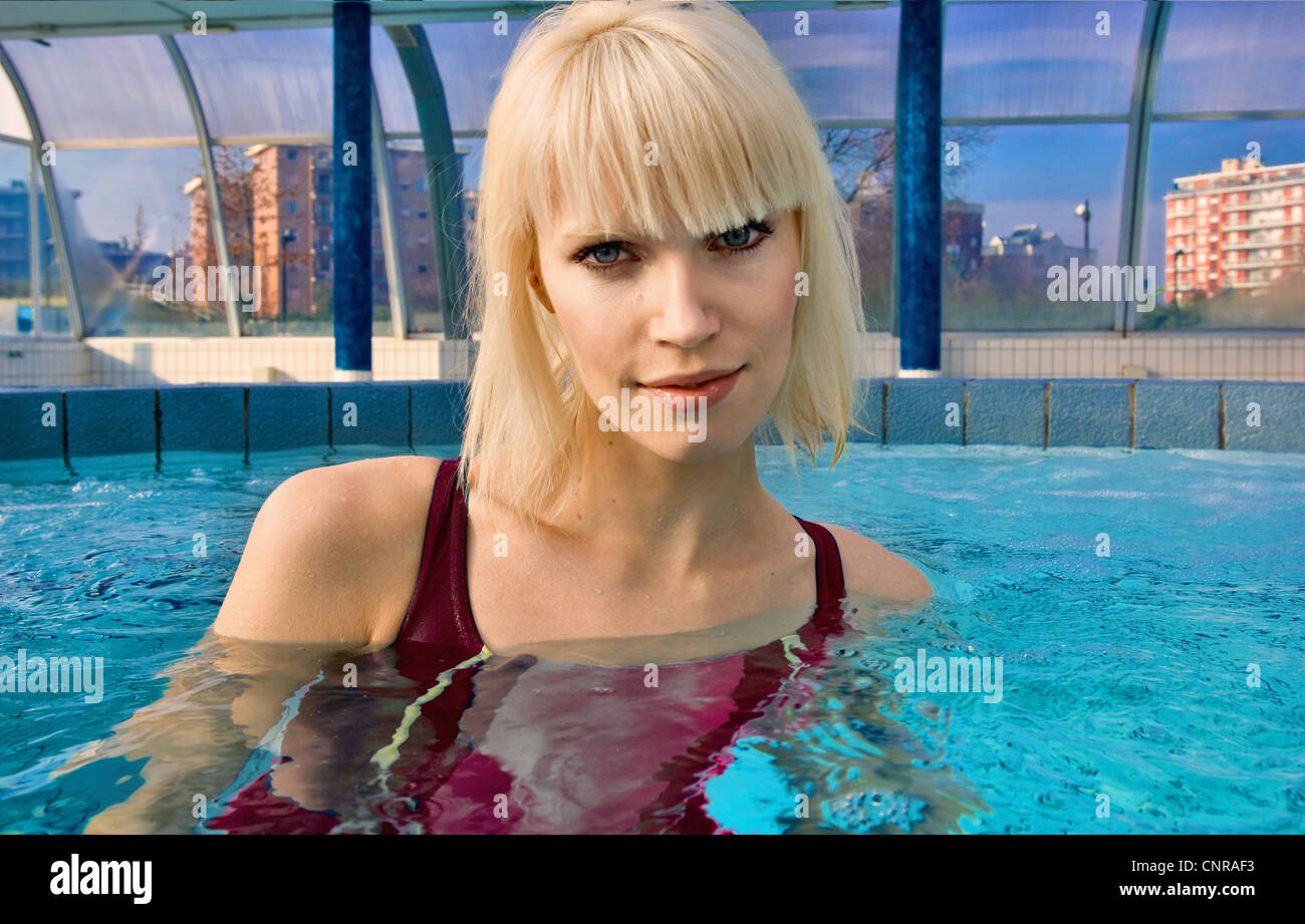 Donna di nuoto in piscina interna Foto Stock
