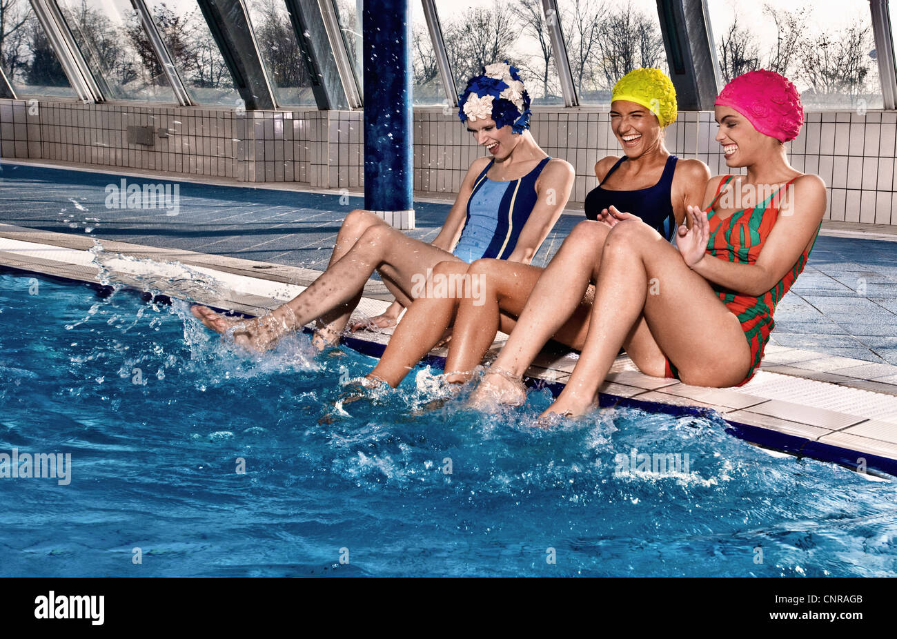 Le donne a giocare in piscina interna Foto Stock