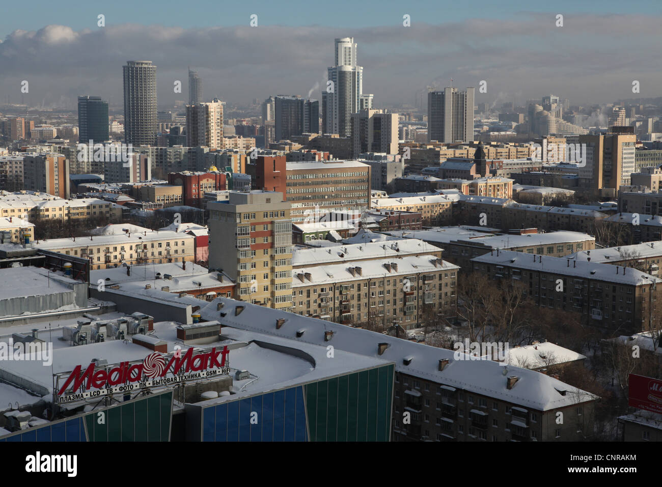 Vista panoramica di Ekaterinburg, Russia, con moderni grattacieli e sovietica blocchi di abitazione. Foto Stock