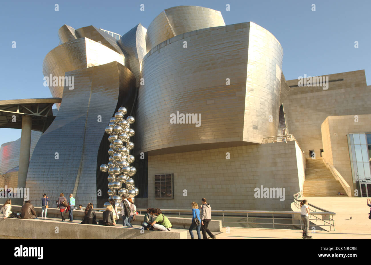 Una vista laterale del Guggenheim di Bilbao Foto Stock