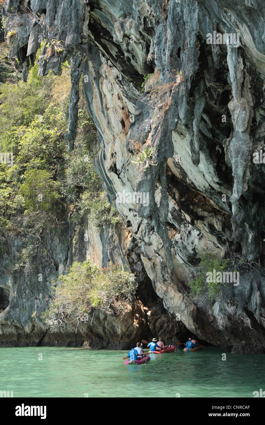 Bizar formazioni rocciose sopra l ingresso di Suwan Khuha grotta, Thailandia Phuket, Phang Nga Weltnationalpark, Phang Nga Foto Stock