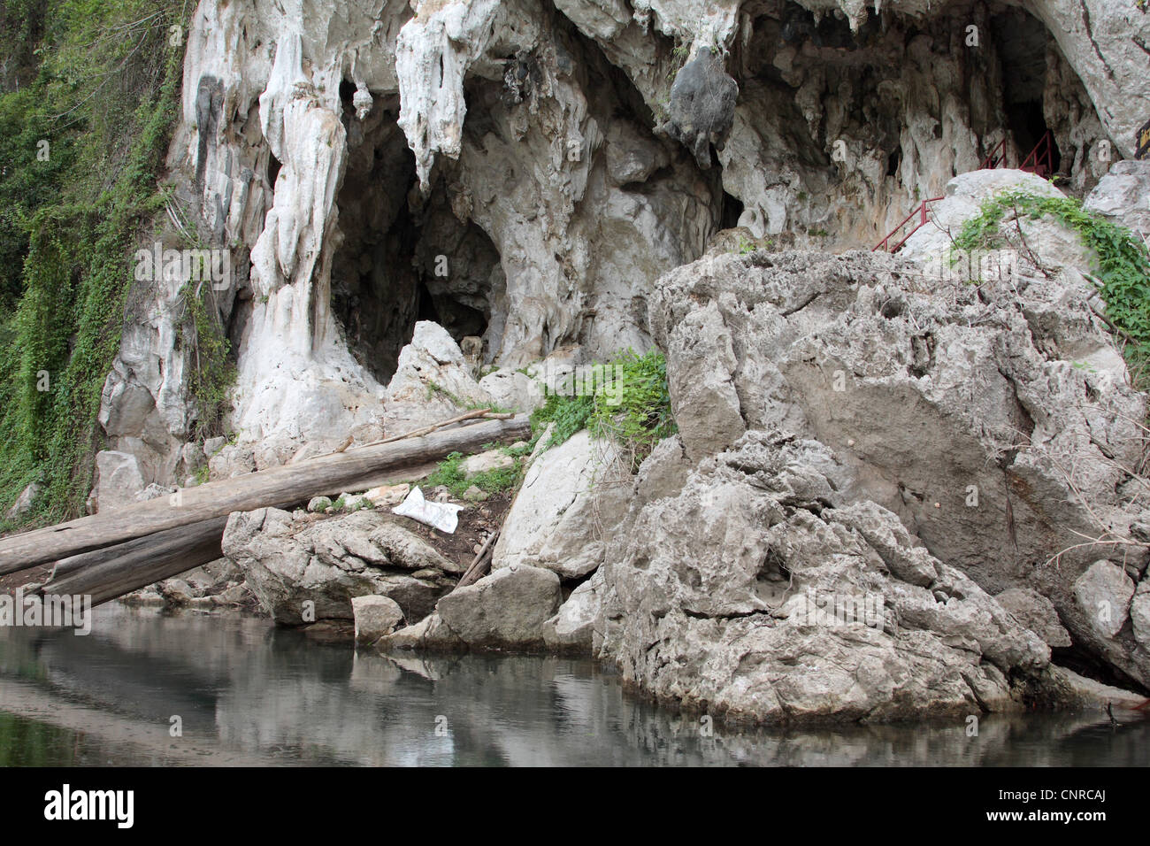 Grotte di stalattiti cave a Cheow Lan Lake, Thailandia Phuket, Khao Sok NP Foto Stock