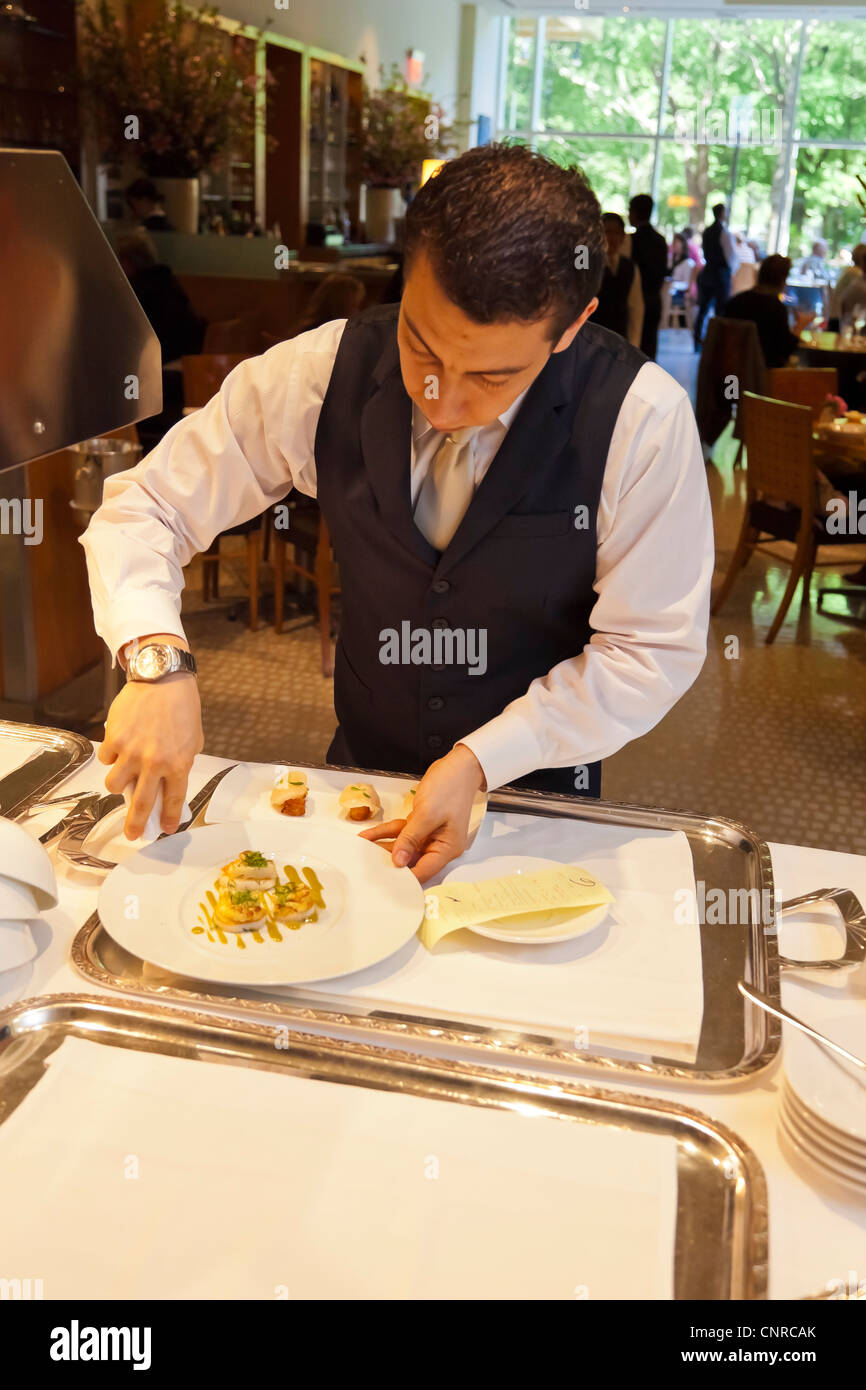 Nella sala da pranzo, un cameriere è pronto a servire una ricetta speciale., a Manhattan, il 'Jean Georges' ristorante con il master Foto Stock