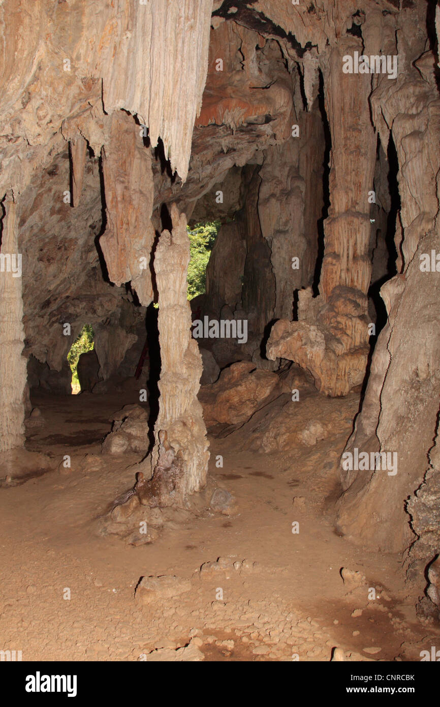 Dripstone cascata, stalattiti e stalagmiti in grotta di stalattiti a Cheow Lan Lake, Thailandia Phuket, Khao Sok NP Foto Stock