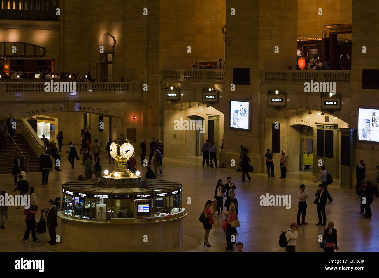 Banco informazioni con l'inconfondibile facciata 4 orologio sul pavimento dell'atrio principale all'interno di Grand Central Station in New York City. Foto Stock