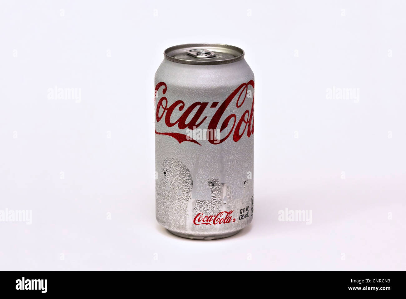 La formazione di condensa sulla parte esterna di un bianco 12oz può di Coca Cola con tre orsi polari su uno sfondo bianco. Foto Stock