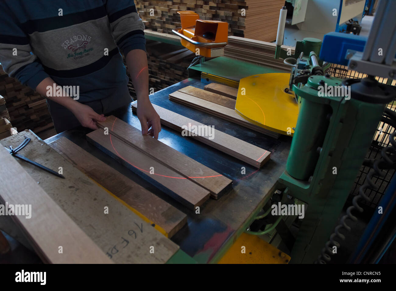 La selezione e la giunzione delle doghe (singoli listelli di legno che formano i lati della canna), Barileria Damy padre e S Foto Stock