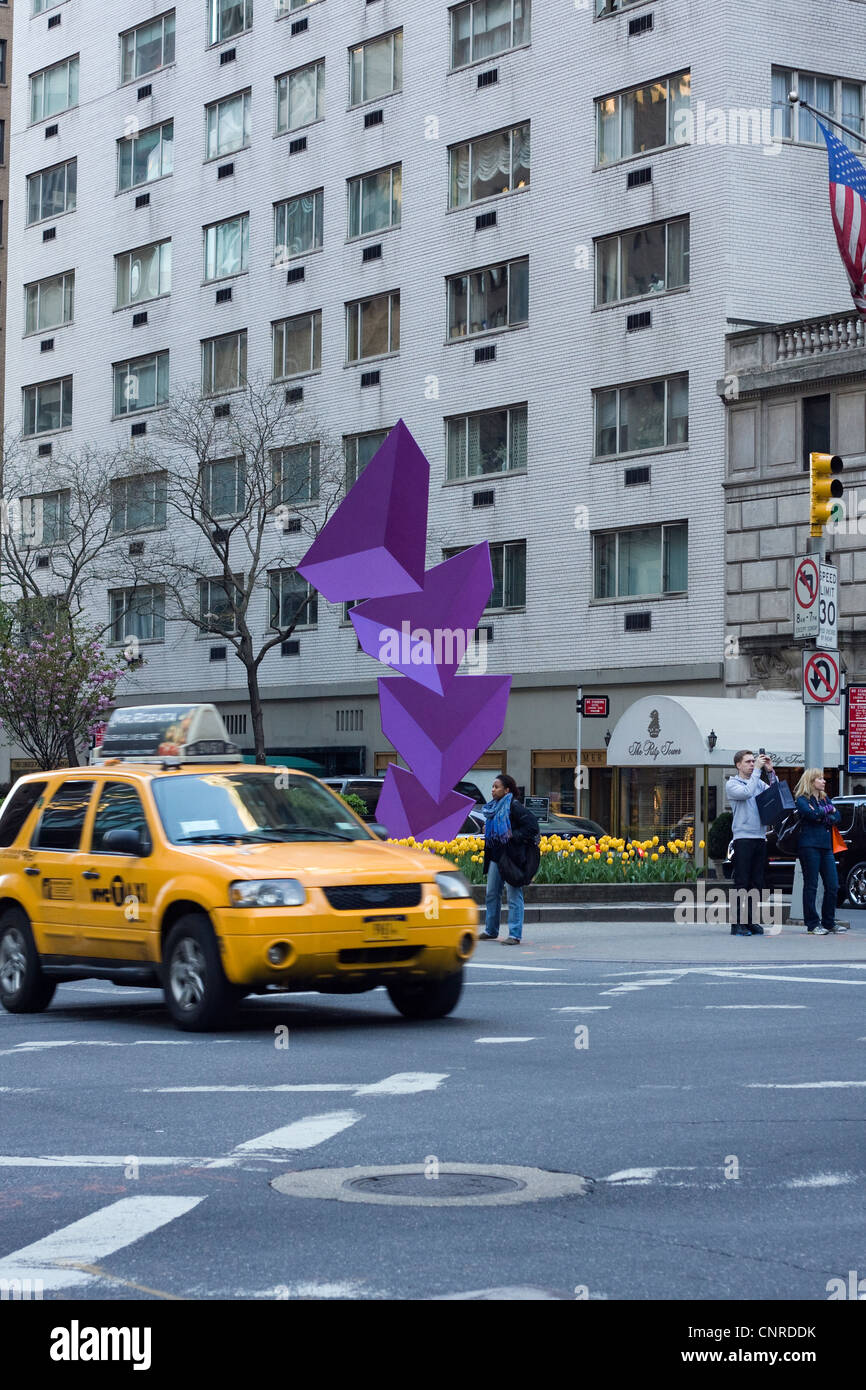 New York City Taxi viaggiare verso nord sulla Park Avenue passato arte pubblica denominata Triphasique da Rafael Barrios Foto Stock