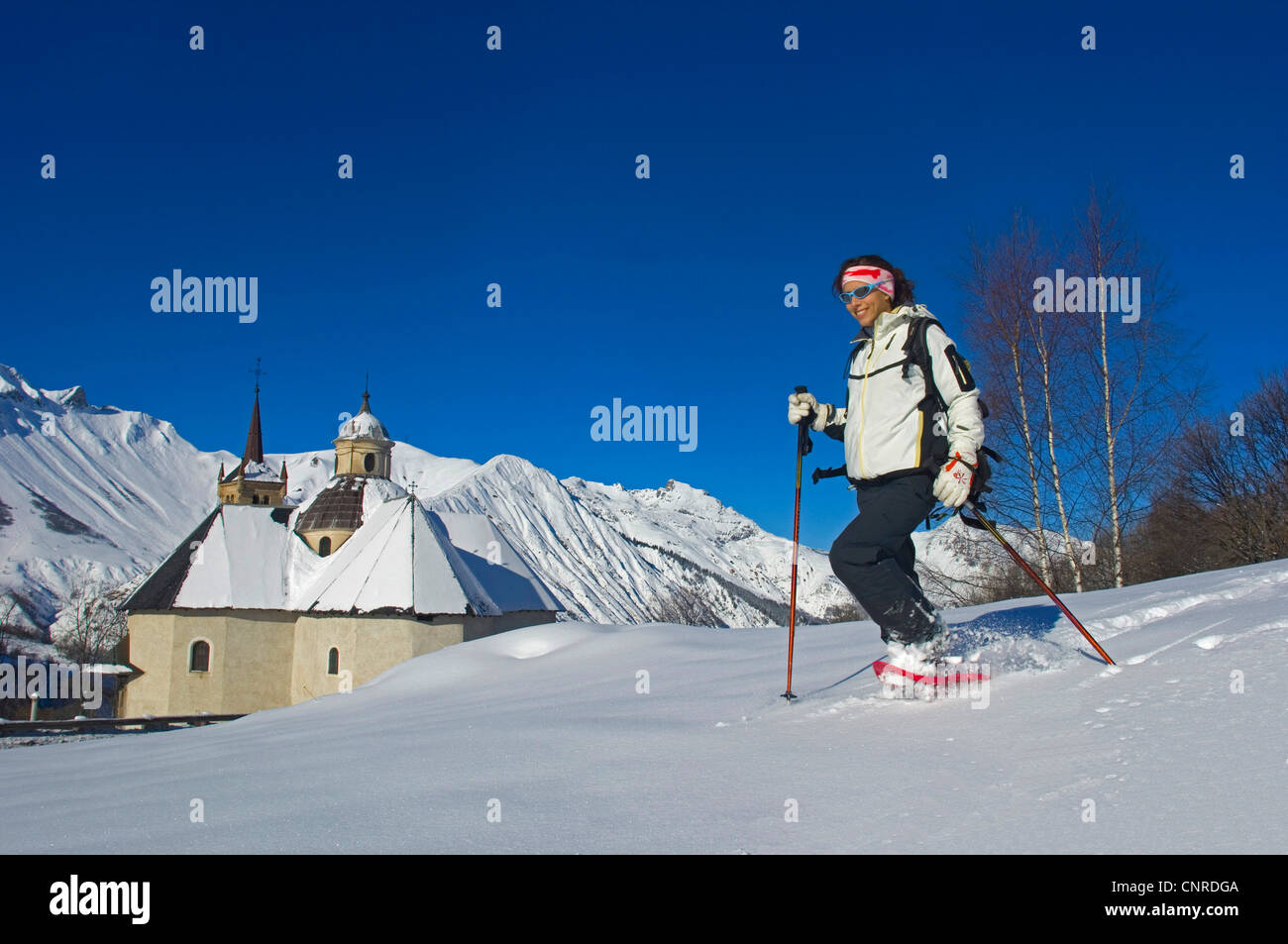 Escursioni con le racchette da neve in nord Alpi montagna vicino a Chiesa di Notre Dame de la Vie, Francia, Savoie, Alpi Foto Stock