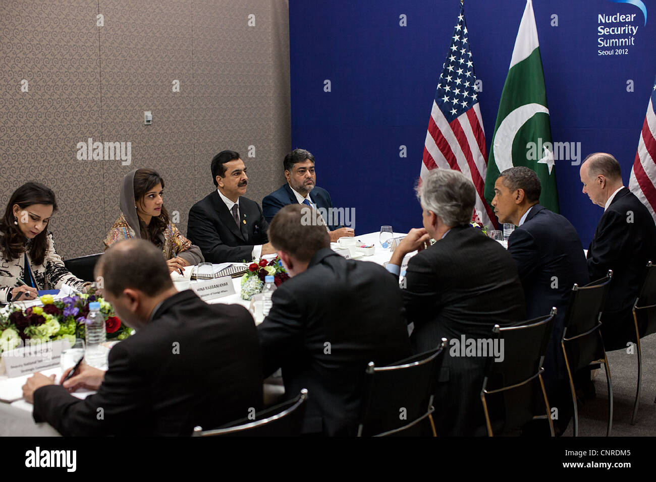 Il presidente Barack Obama partecipa a un incontro bilaterale con il Primo Ministro Yousaf Raza Gillani del Pakistan durante la sicurezza nucleare Summit al centro COEX Marzo 27, 2012 a Seul, Repubblica di Corea. Foto Stock