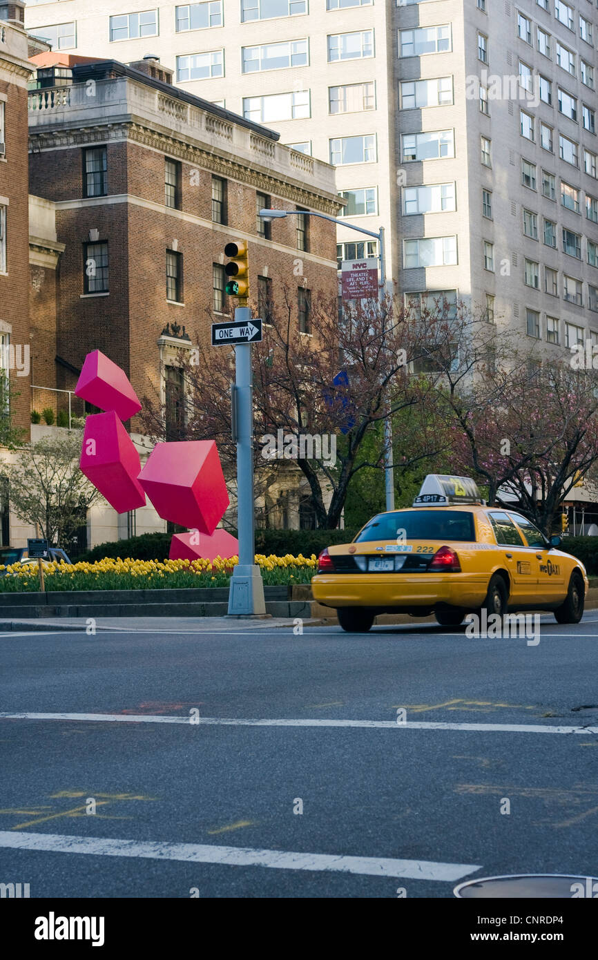 NY Taxi unità Nord su Park Avenue sulla Upper East Side di Manhattan passato scultura pubblica denominata Acrobatica da Rafael Barrios Foto Stock